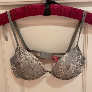 PINK Heartbreaker Plunge push-up bra